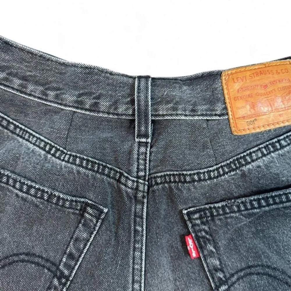 Levi's tailored 501 black denim shorts with frayed hem size womens 26